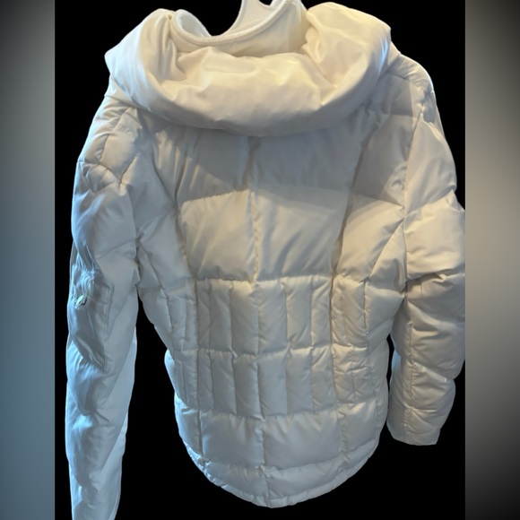 Beautiful, NWOT, Women’s Med. White Puffer. Cozy & Flattering, Slimming Waist. - Picture 7 of 8